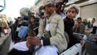 مقتل عشرات الحوثيين على الحدود.. والتحالف يقصف قصر الحديدة لأول مرة