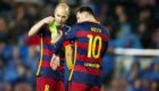 ميسي يعطل تجديد عقد إنييستا