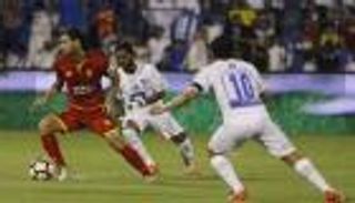 الهلال السعودي يستعيد توازنه بثنائية في القادسية