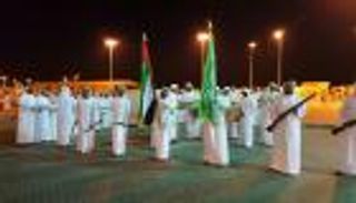 بالصور.. الإمارات توزع القهوة والحلويات احتفالا باليوم الوطني للسعودية