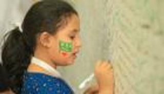 بالصور.. زوار "قصر الحكم" يهنئون جنود السعودية على جدارية "20 مترا"