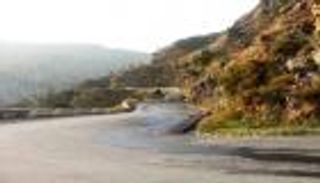 كشمير.. سقوط حافلة من جبل مرتفع لنهر ومصرع ركابها