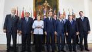 ميركل تدعو للعمل على إعادة غير الصالحين للجوء إلى بلدانهم