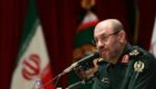 إيران تعلن عن 3 صواريخ بعيدة .. وتتحدث عن السلام