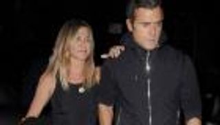 بالصور.. أنيستون تكذب شائعة طلاقها بموعد عشاء