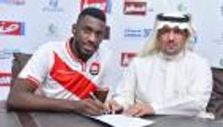 بالفيديو.. إصابة قوية لحارس الرائد في مباراة الهلال