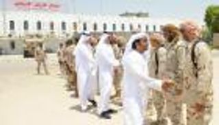 عيضة المنهالي يزور معسكر القوات الإماراتية بالمكلا