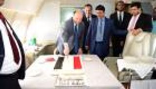 على متن الطائرة الرئاسية.. هادي يحيي ذكرى ثورة 26 سبتمبر