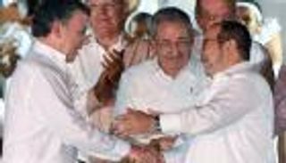 بالصور.. قلم من "رصاصتين" ينهي حرب 52 عاما في كولومبيا