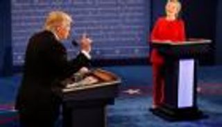 بالصور.. سر الوثيقة الزرقاء خلف ترامب وكلينتون 