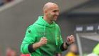 مونشنجلادباخ يكافئ مدربه قبل موقعة برشلونة