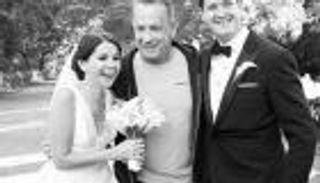 بالصور.. توم هانكس يقتحم حفل زفاف لالتقاط "سيلفي" مع العروسين