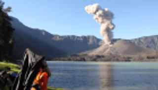 إجلاء نحو 400 سائح بعد ثوران بركان في إندونيسيا