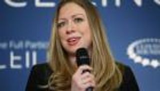 إنفوجراف.. تشيلسي كلينتون.. مليونيرة وصديقة لابنة "ترامب"