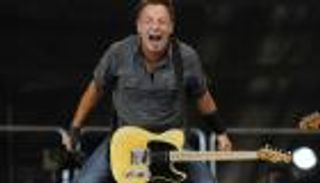 مطرب أمريكي يطرح كتابا.. وجمهوره يصطف للشراء