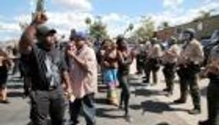 احتجاجات بكاليفورنيا بعد مقتل أسود أعزل برصاص الشرطة