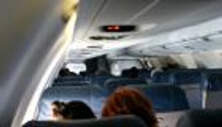 ملعقة وعود أسنان تنقذان راكب طائرة تعرض للإغماء