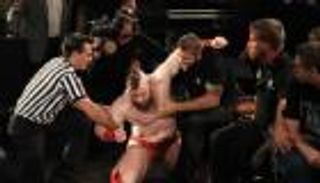 نهاية غير متوقعة للنزال الفاصل بين سيزارو وشيموس 