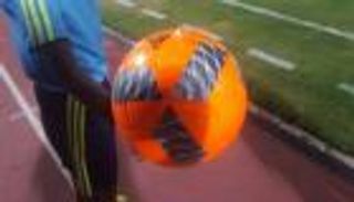 "كرة حمراء" تثير سخرية الجماهير وغضب مدرب الزمالك