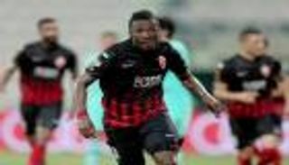 جيان يقتنص الفوز للأهلي على الشباب في كأس الإمارات