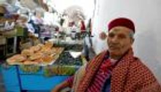 الحكومة التونسية تمهد لتجميد الأجور وزيادة الضرائب