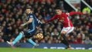 إيفرتون يسعى لتخليص مورينيو من "الكسول" سمولينج