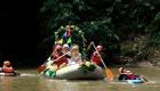 بالصور.. زفاف على ضفاف نهر إندونيسي بعد تنظيفه