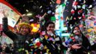 بالصور.. مليونا إنسان يحتفلون بالعام الجديد في "تايمز سكوير" بنيويورك