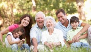 الخروج مع الوالدين يكسبهما السعادة