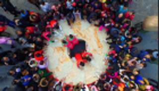 صينيون يصنعون أكبر كعكة أرز في العالم