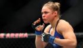 والدة روندا روزي تدعوها للاعتزال بعد هزيمة الـ48 ثانية