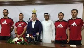 بيسيرو مع مسؤولي الشارقة