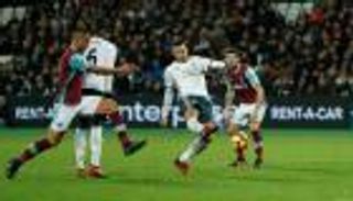 جدل تحكيمي في فوز يونايتد على وست هام بثنائية