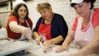 "جدات" من أنحاء العالم يقدمن الوجبات في هذا المطعم