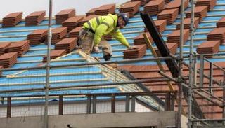 عامل على سطح بناء سكني جديد بشمال لندن