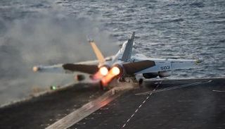 مقاتلة أمريكية تقلع من حاملة الطائرات 