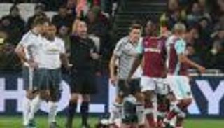 صحيفة إنجليزية تستعرض أبرز "غرائب" الحكم مايك دين