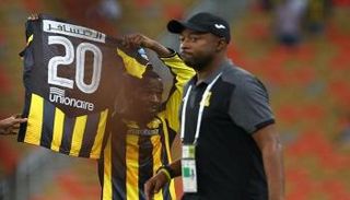 المولد يرفع قميص الخضير