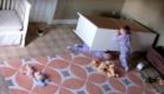 بالفيديو.. "سوبر مان" الصغير ينقذ شقيقه من الموت