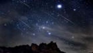 بالصور.. لقطات ترصد شُهُب الرباعيات بسماء السعودية