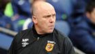 هال سيتي يقيل مدربه بعد 3 أشهر من تعيينه