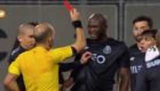 بالفيديو.. حكم يصطدم بلاعب ويعاقبه بالطرد