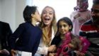 ليندسي لوهان تدعم اللاجئين.. بالشعر