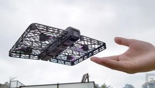 الطائرة قابلة للطي ويمكن الإمساك بها