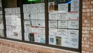 لافتة للمتجر كتب عليها بخط صغير اقتلوا أوباما