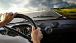 مطاردة سينما.. شخص يتشبث بسقف سيارة والده لمنع سرقتها!