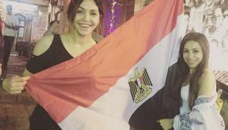 ملكة جمال بريطانيا تحمل علم مصر