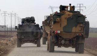 مركبات تركية في طريقها إلى بلدة الباب 