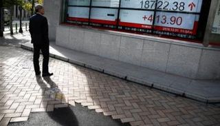 لوحة تعرض مؤشر نيكي في طوكيو