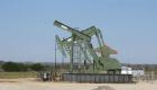 النفط يتراجع وسط شكوك في التزام المنتجين بخفض الإمدادات